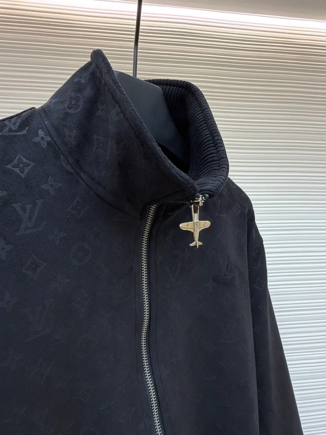 LOUIS VUITTON full-print dark pattern jacket ●Original version: purchased and developed by 36599 ●Item number: 1680959-C20 ●Fabric: suede fabric ●Technology: embossed production ●Version: fitted version ●Weight: about 1155 grams ●Size: 46-48-50-52 ●Description: 100% genuine leather imported suede leather, custom molded and embossed logo. The inner collar and hem threads are made of genuine leather, non-knitted threads, and the upper body is high-end fashion. The overall wiring is straight and delicate, the fabric is comfortable and soft, and the color is consistent without color difference. It can be matched with the same style to create a fashionable look and control various occasions. Customized accessories, complete with three standards, same style for men and women!